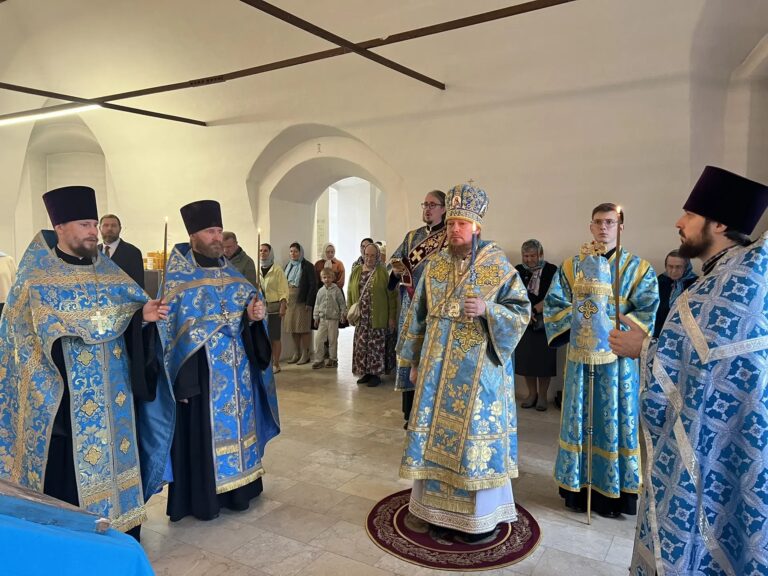 В канун престольного праздника в храме Рождества Пресвятой Богородицы на Нижнем Долу состоялось архиерейское богослужение