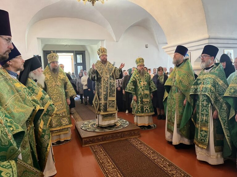 В день памяти преподобного Феодосия Тотемского в Спасо-Суморином монастыре состоялось соборное архиерейское богослужение