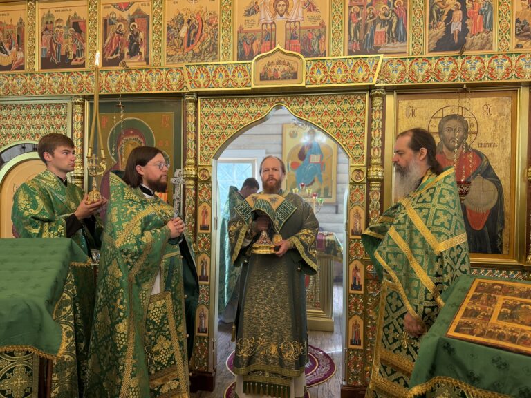Митрополит Савва совершил воскресную Литургию в храме преподобного Арсения Комельского