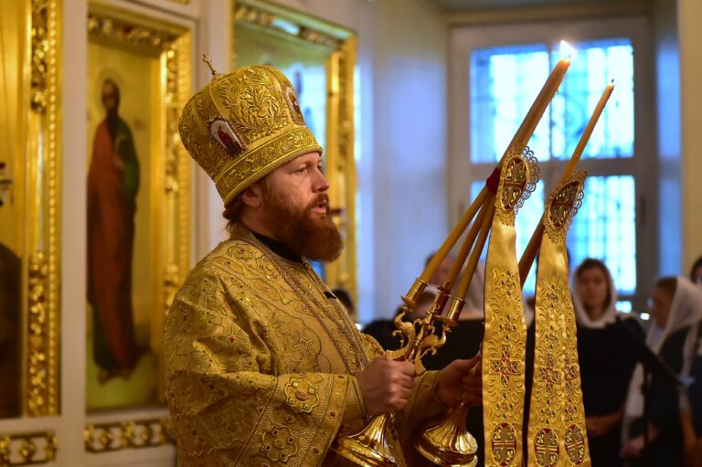 Митрополит Савва совершил воскресную Литургию в Воскресенском соборе