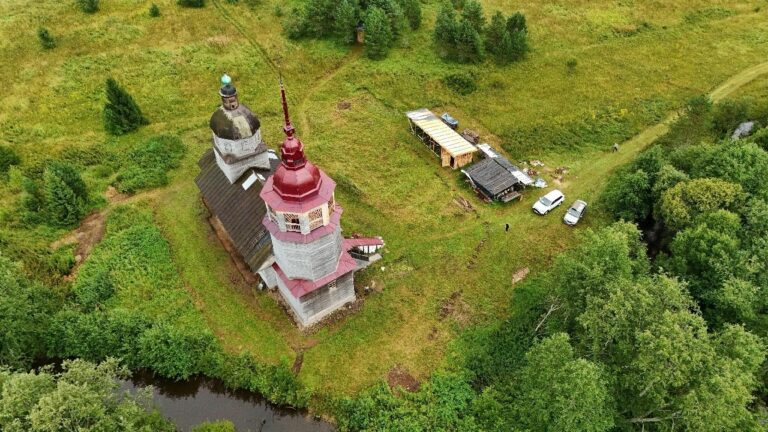 В деревне Чистый Дор продолжают спасать деревянную церковь XVIII века