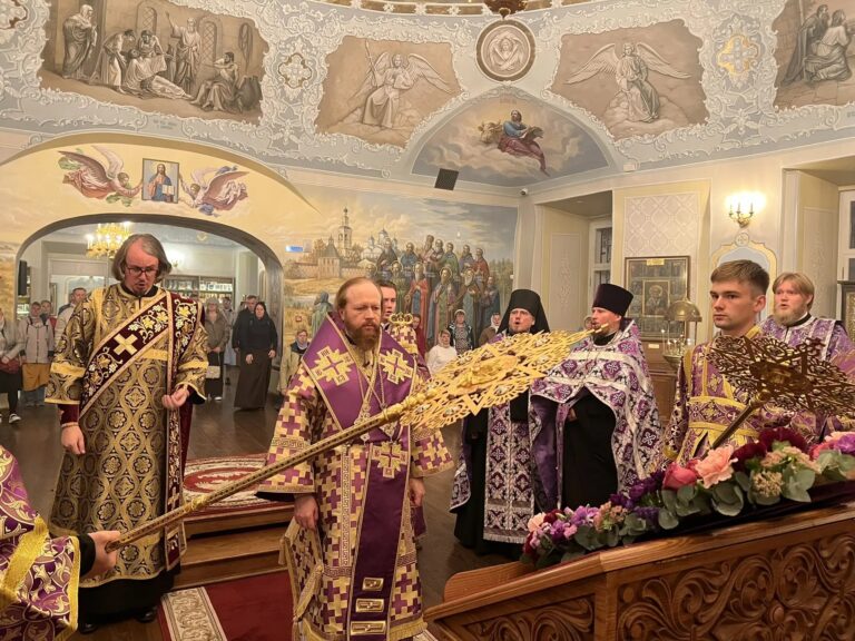Митрополит Савва совершил всенощное бдение в канун Воздвижения Креста Господня