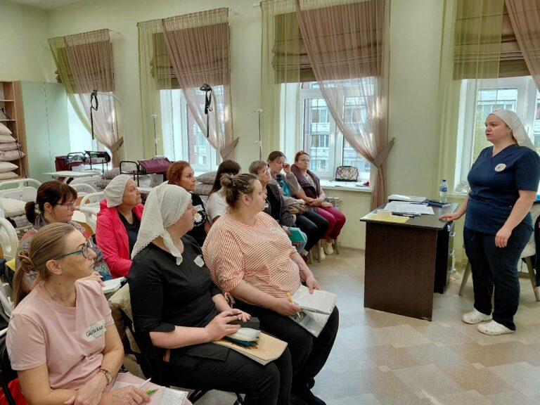 В Череповце началось обучение второй группы добровольцев по уходу за больными