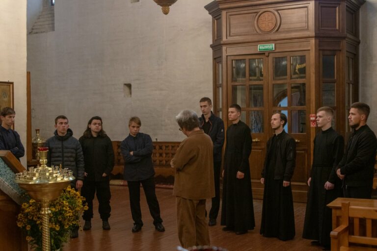 Новопоступившие студенты семинарии ознакомились с историей Спасо-Прилуцкого монастыря