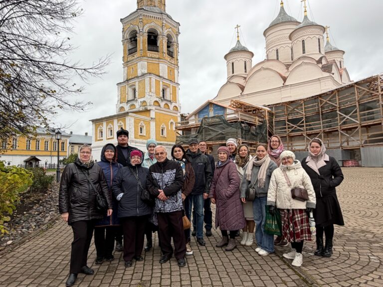 Для членов Вологодского общества глухих провели экскурсию в Спасо-Прилуцком монастыре