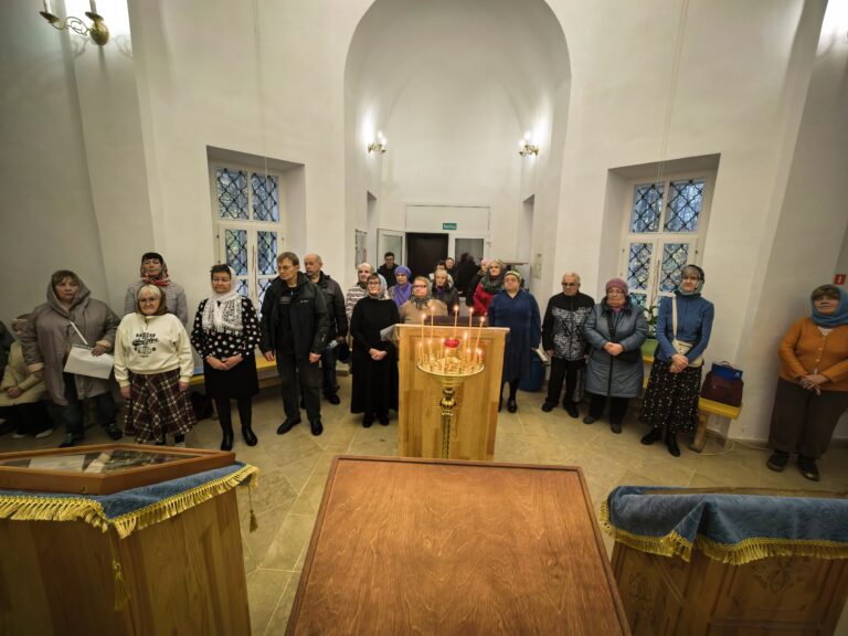 В Введенском храме состоялся очередной молебен с переводом на русский жестовый язык